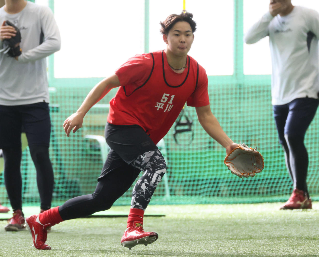 ノックを受けるドラフト1位の平川（撮影・加藤孝規）