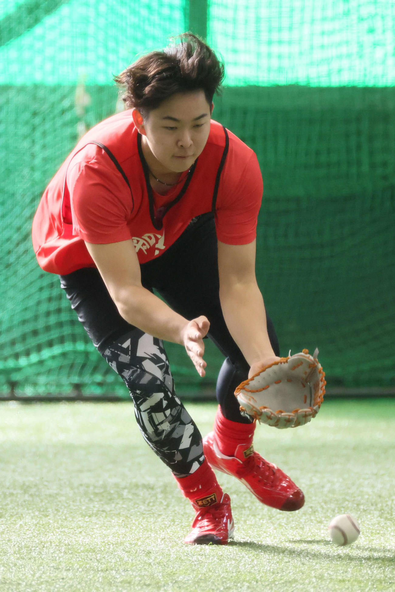 ノックを受けるドラフト1位の平川（撮影・加藤孝規）