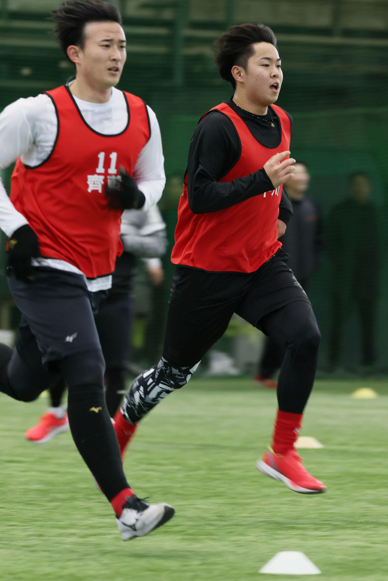 走り込む広島ドラフト1位の平川（右）と2位の斉藤汰（撮影・加藤孝規）