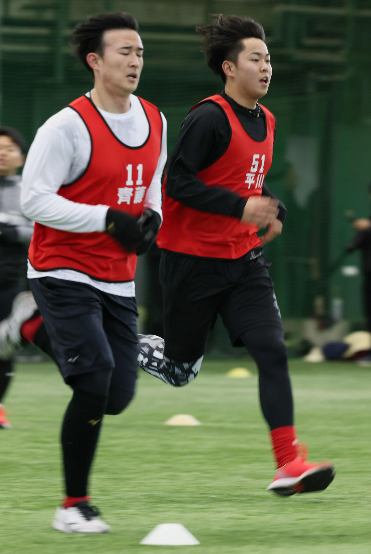 走り込む広島ドラフト1位の平川（右）と2位の斉藤汰（撮影・加藤孝規）