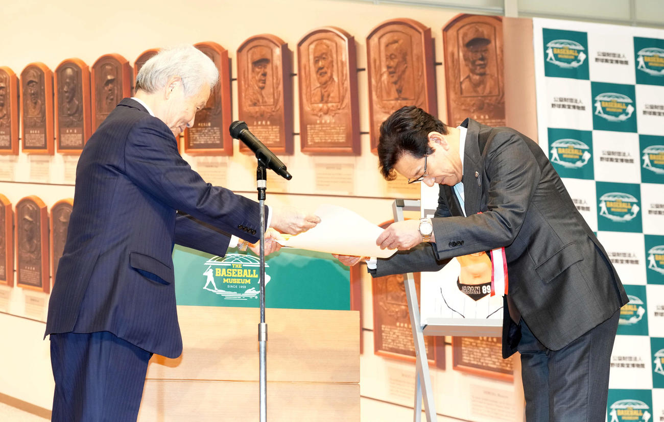 野球殿堂入りし、榊原定征理事長から通知書を授与される栗山英樹氏（右）（撮影・たえ見朱実）
