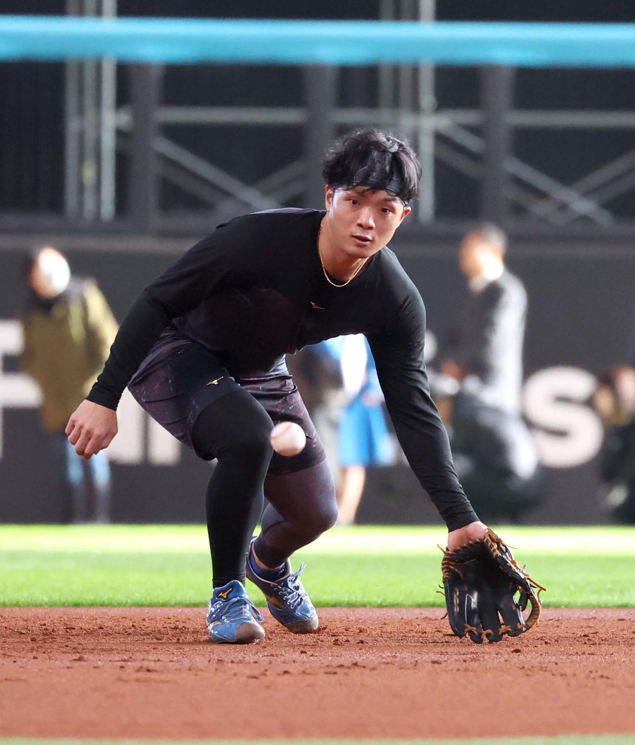 公開自主トレでノックを受ける日本ハム郡司（撮影・黒川智章）