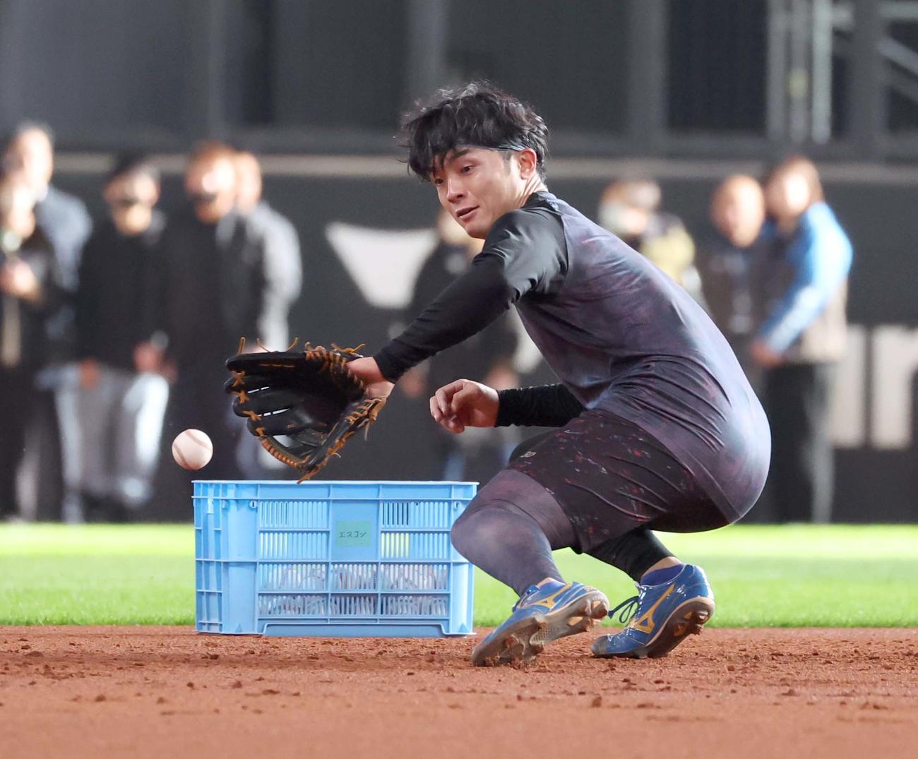 公開自主トレでノックを受ける日本ハム郡司（撮影・黒川智章）