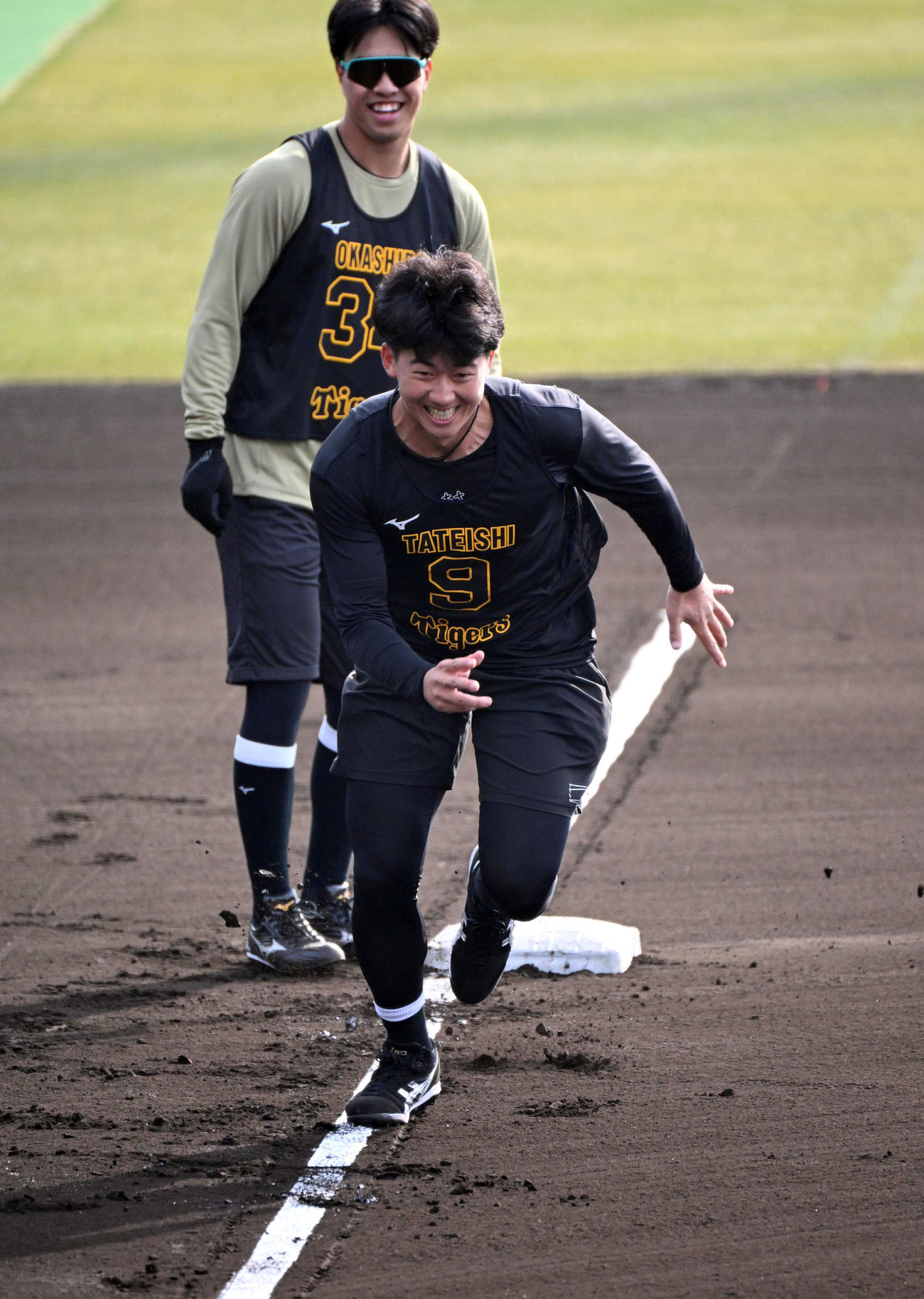 ベースランニングをする阪神立石（手前）（撮影・石井愛子）