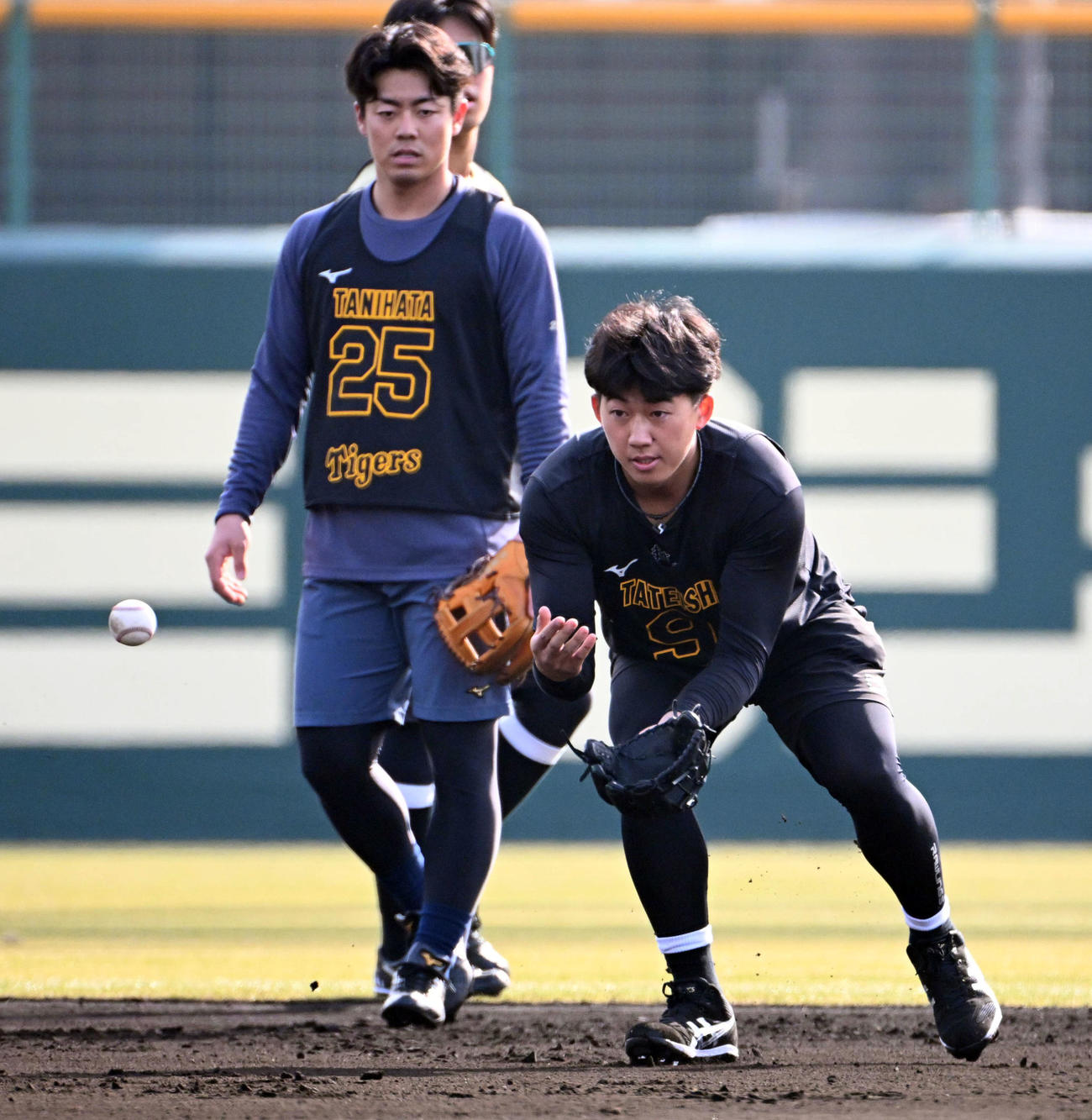 ノックを受ける阪神立石（左）（撮影・石井愛子）