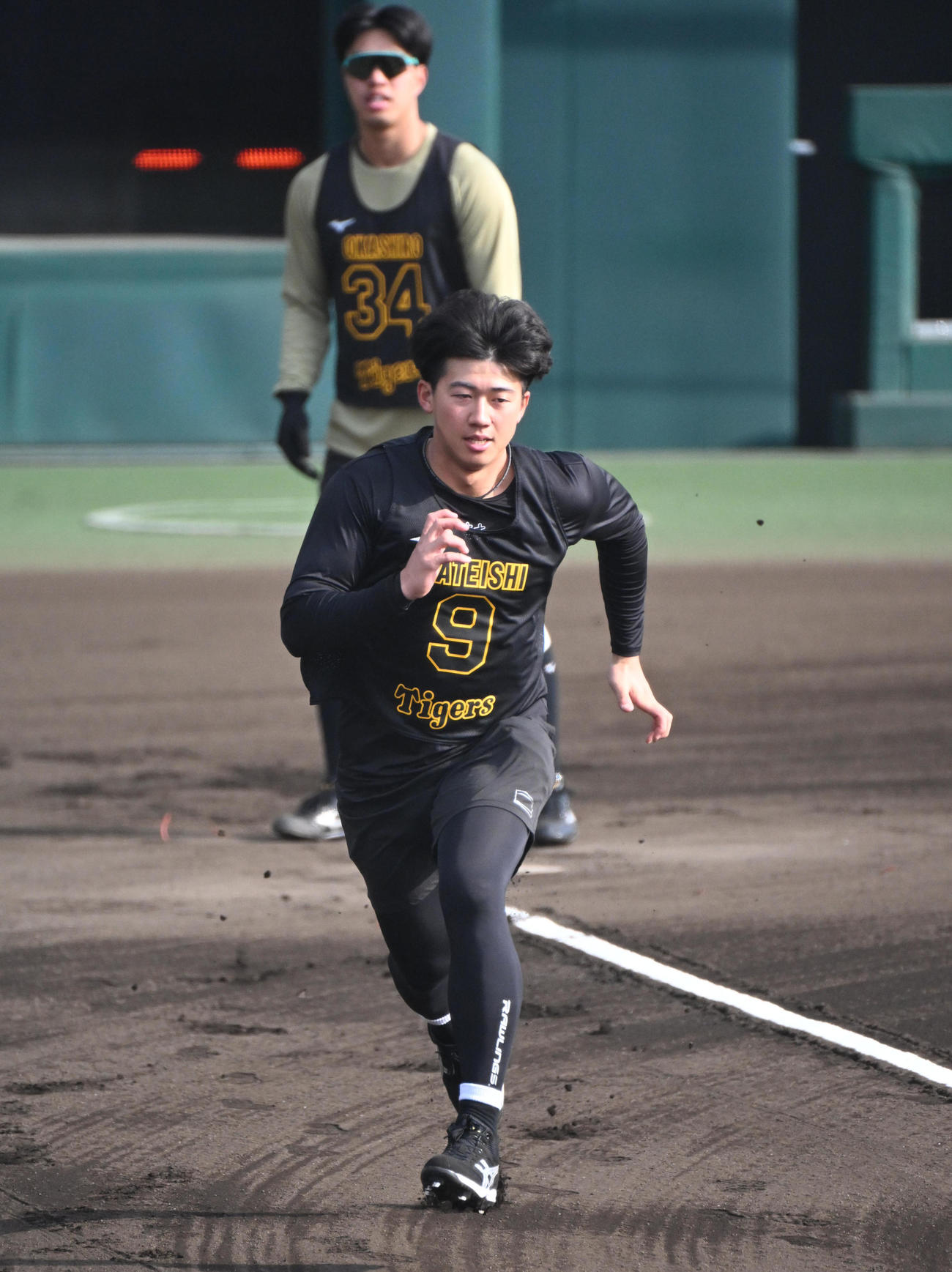 ベースランニングをする阪神立石（撮影・石井愛子）