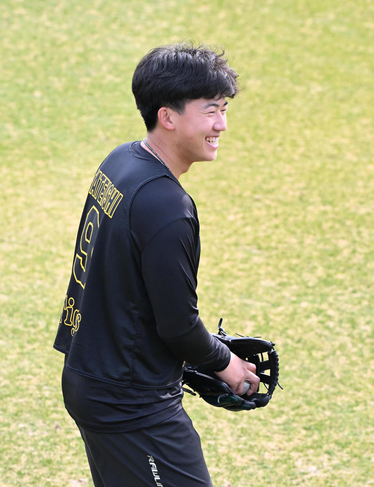 キャッチボールの合間に笑顔を見せる阪神立石（撮影・石井愛子）