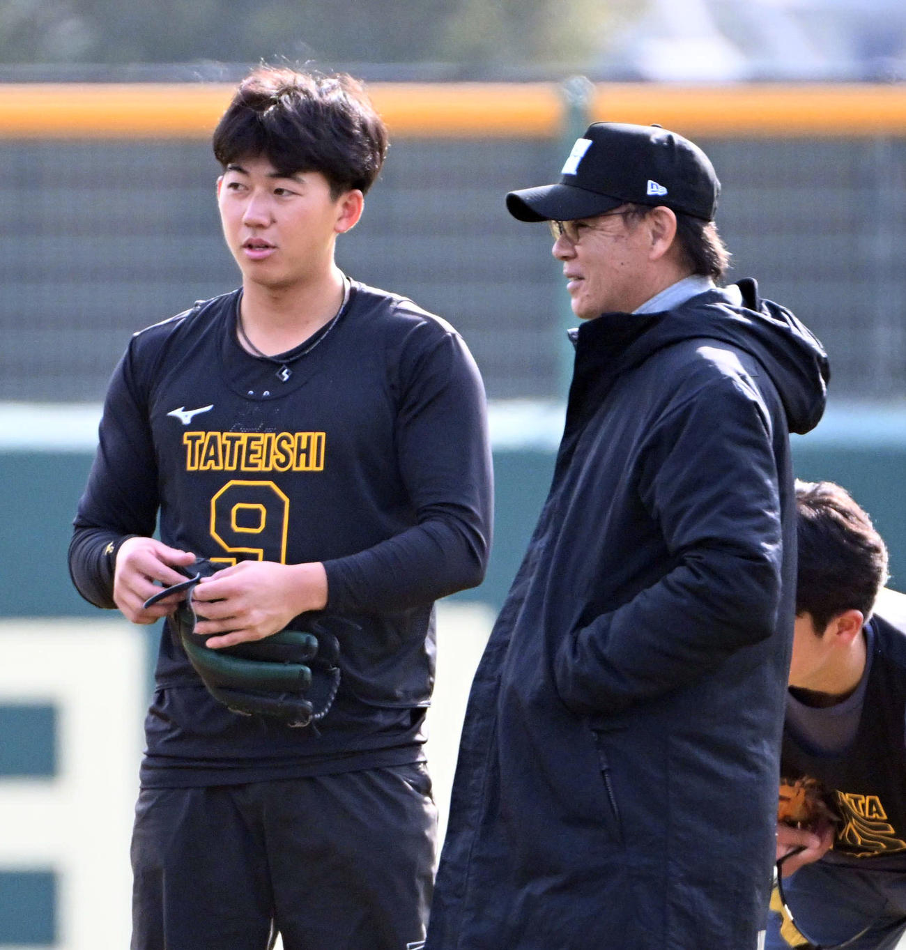 阪神和田一軍ヘッドコーチ（右）と話す阪神立石（撮影・石井愛子）