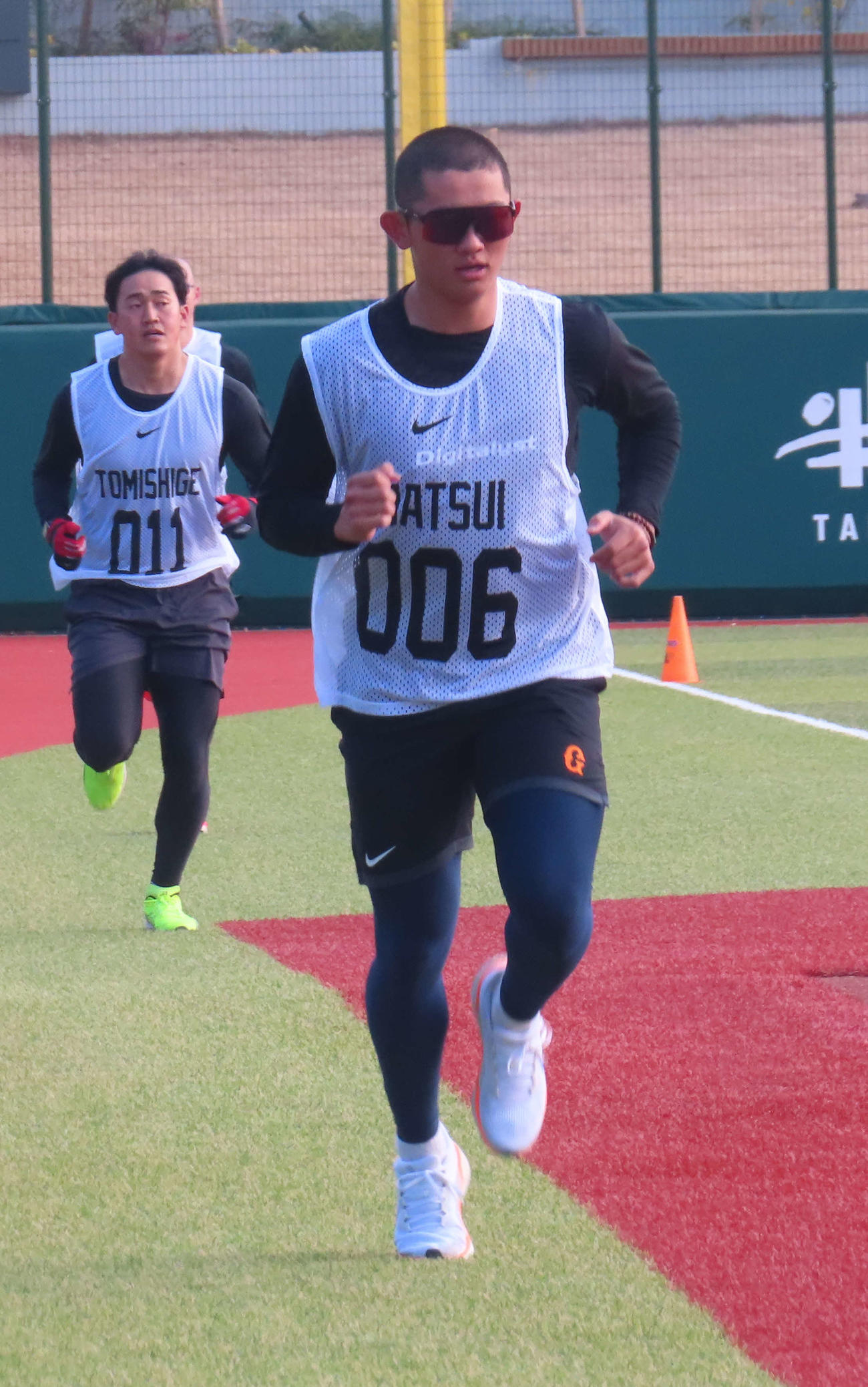 巨人　新人合同自主トレで1500m走を行う松井蓮（撮影・北村健龍）