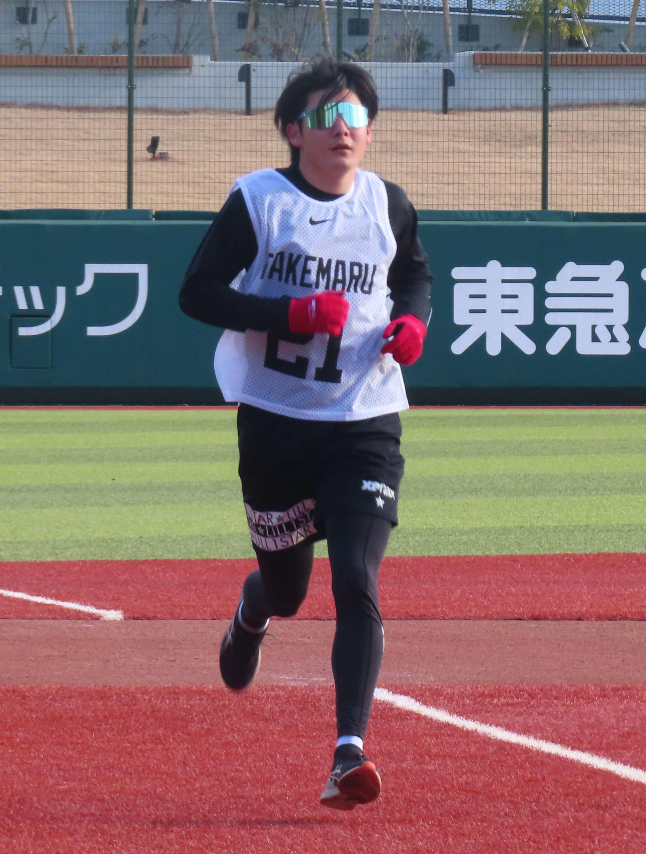 新人合同自主トレで1500メートル走を行う巨人竹丸（撮影・北村健龍）