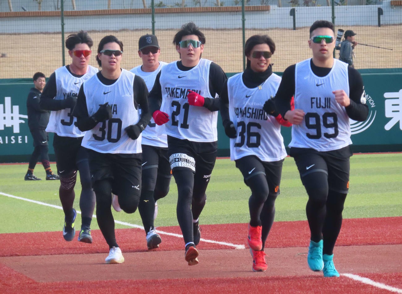 新人合同自主トレで1500メートル走を行う巨人の、左から皆川、田和、小浜、竹丸、山城、藤井（撮影・北村健龍）