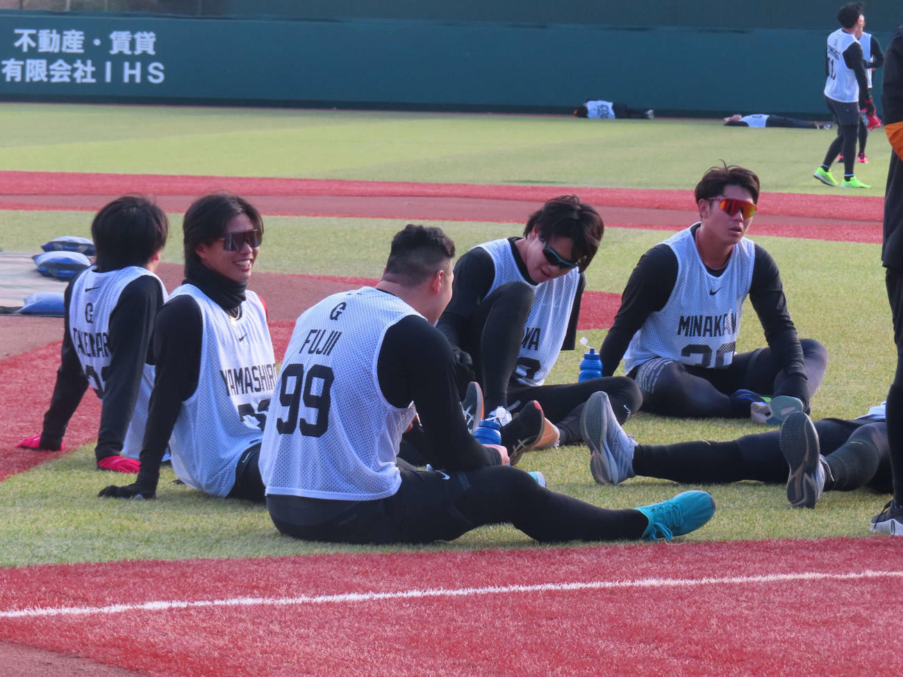 巨人　新人合同自主トレで1500m走を終えた新人（撮影・北村健龍）