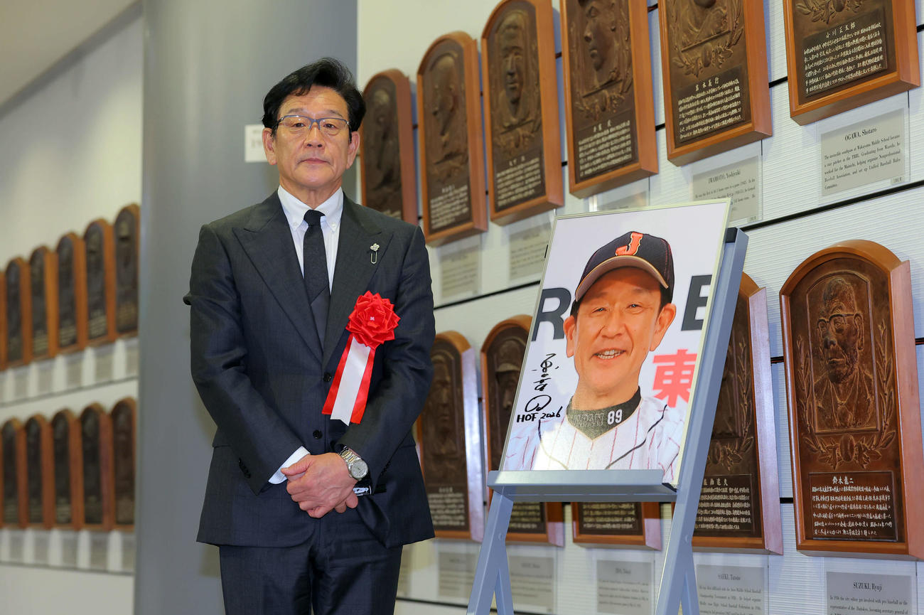 自身の写真にサインをした栗山英樹氏