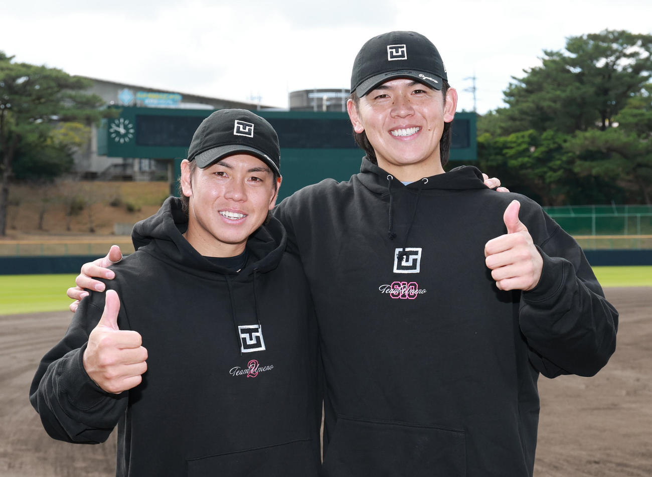 笑顔を見せる阪神梅野（左）と日ハム清水優（撮影・上田博志）