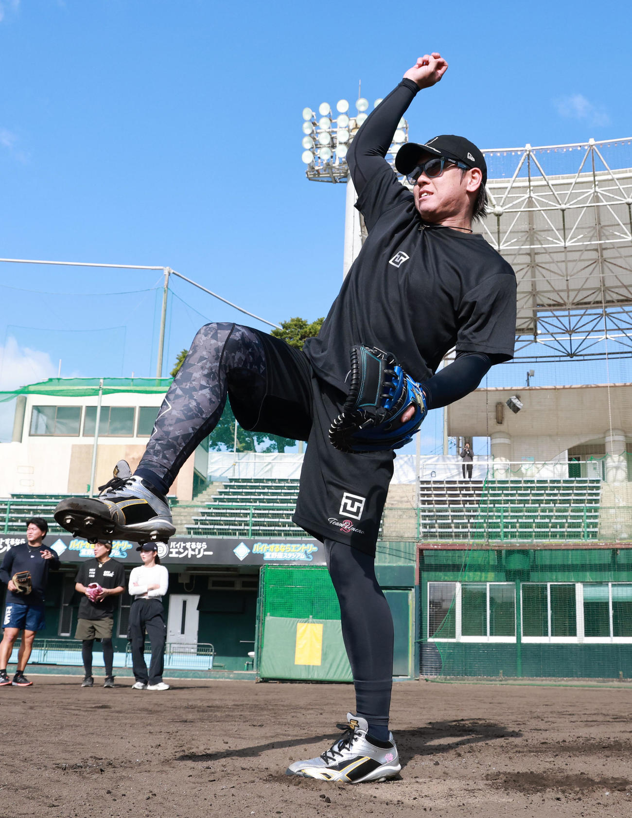 自主トレを公開した阪神梅野は送球練習をして汗を流す（撮影・上田博志）