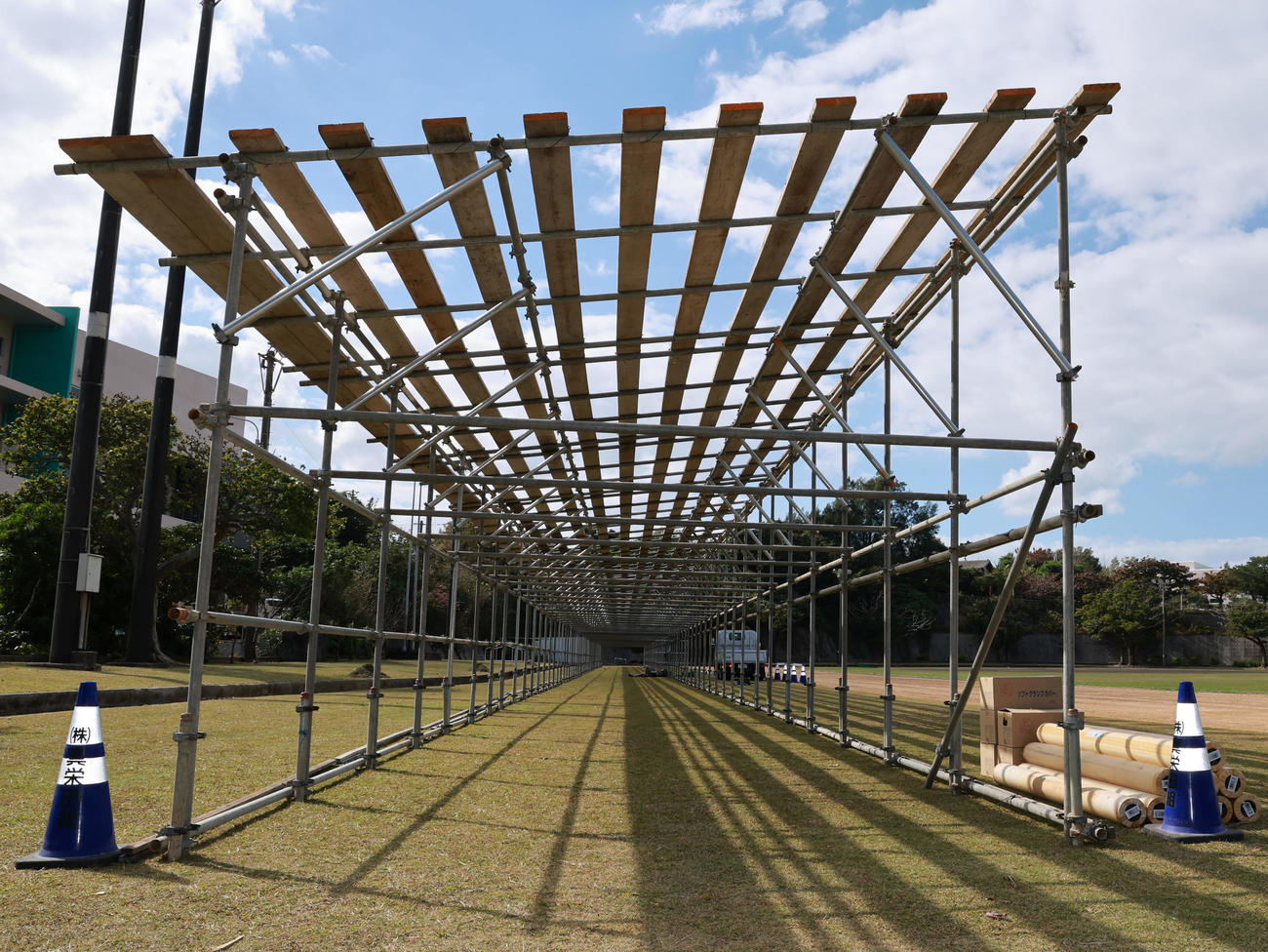 サブグラウンドに建設中の雨天でも可能な走路（撮影・上田博志）