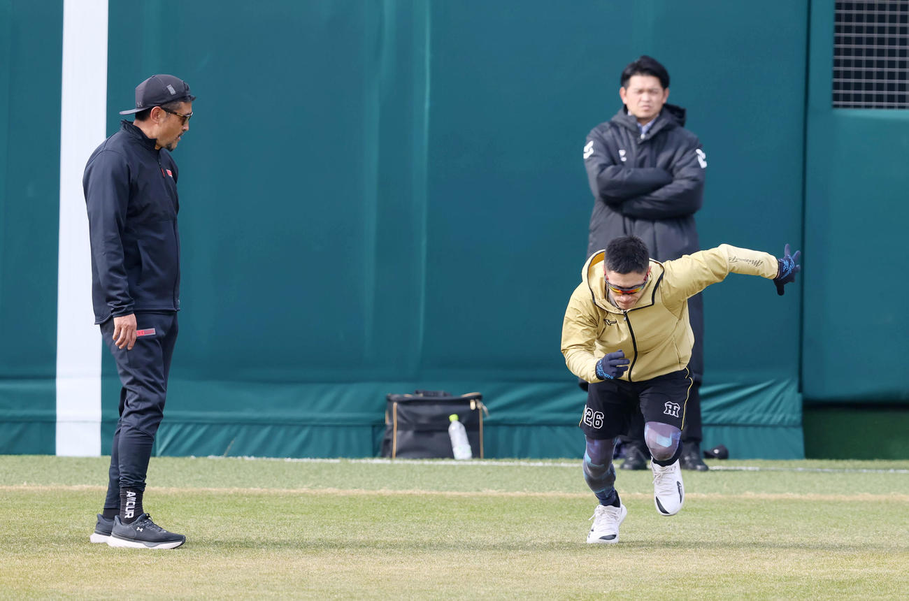 谷川聡氏（左）の前で駆け出す阪神福島（撮影・加藤哉）