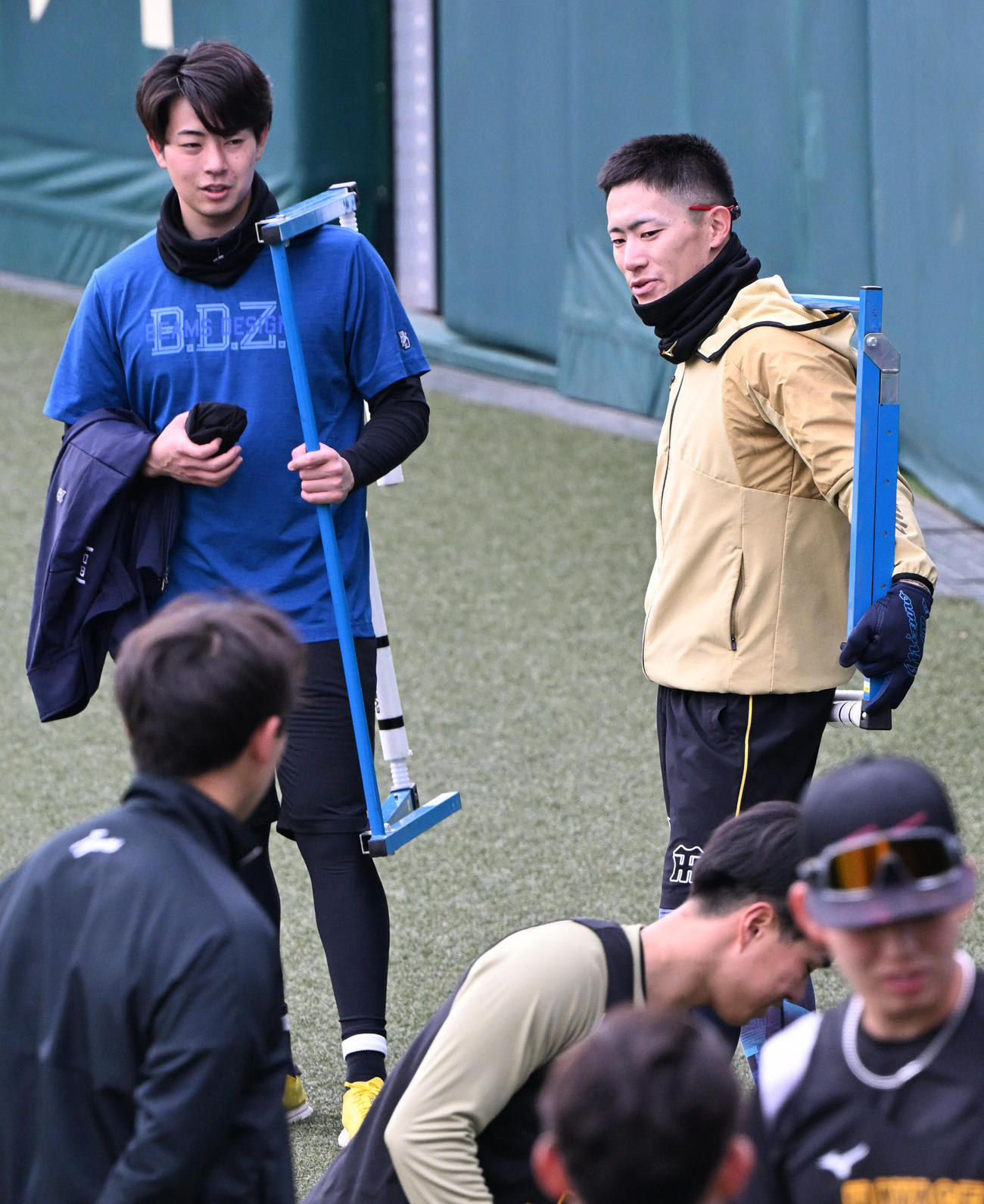 新人合同自主トレに参加する阪神福島（右）、阪神下村（撮影・石井愛子）
