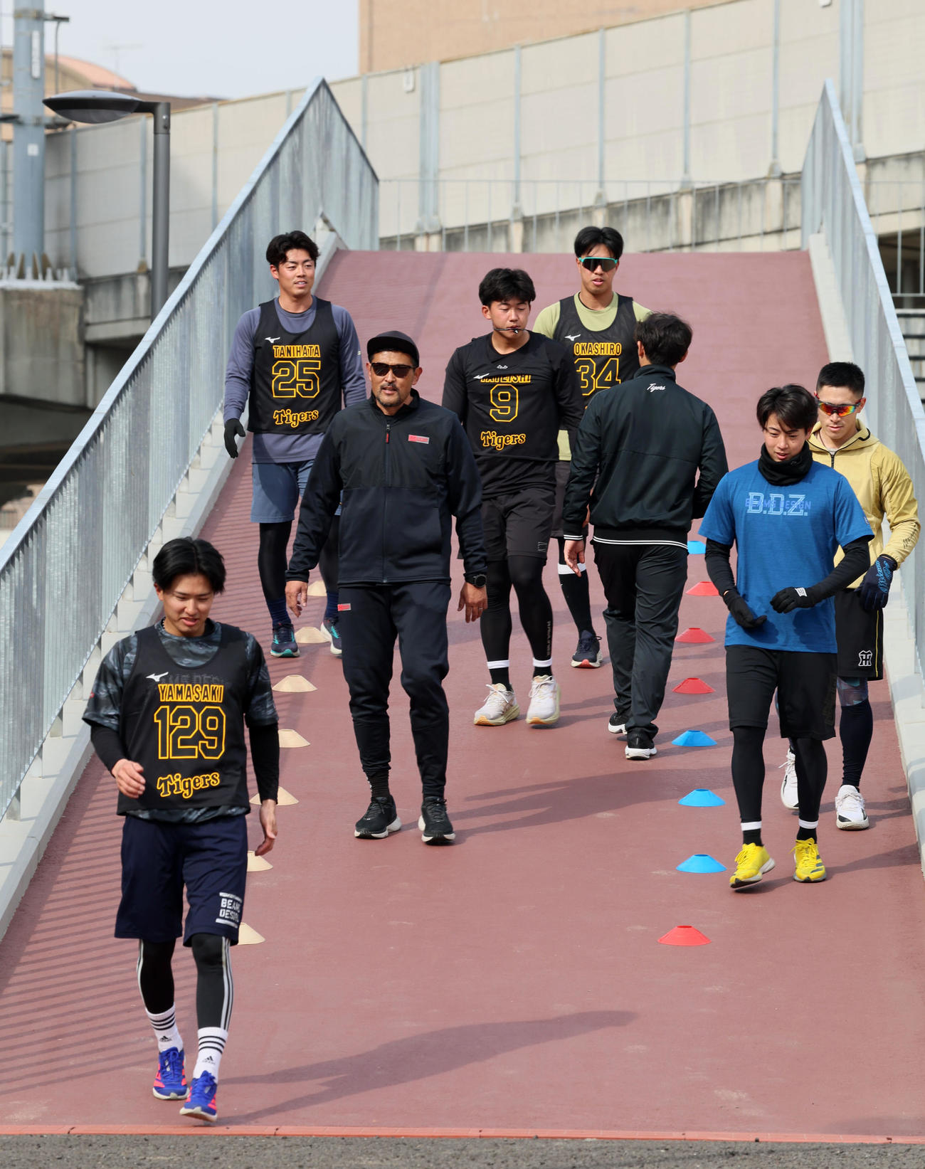 谷川氏（中央左）指導のランニングをサブグラウンド横の坂路で行う阪神新入団ナインと右端は福島、同2人目は下村（撮影・加藤哉）