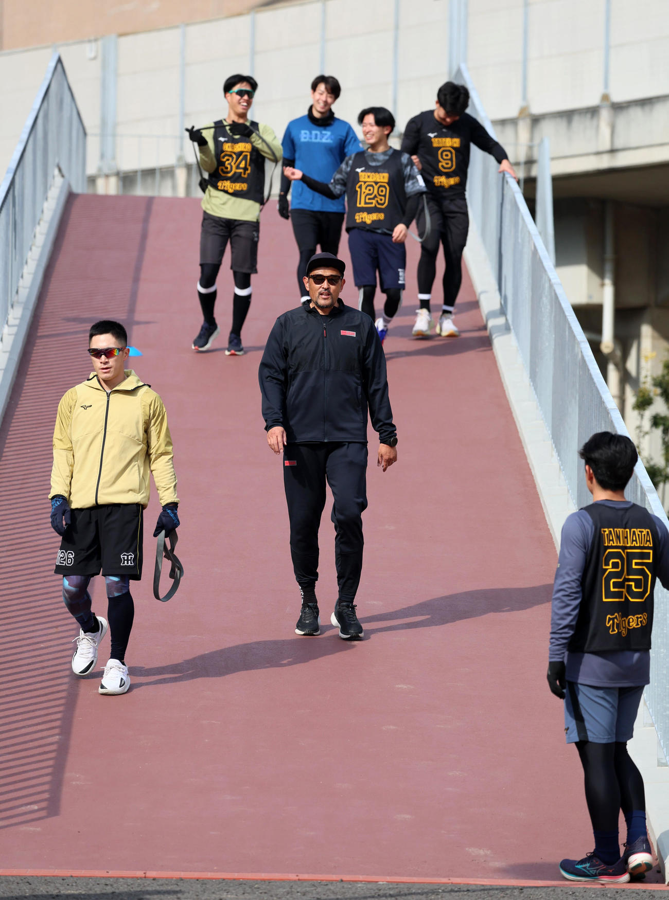 谷川氏（中央）指導のランニングをサブグラウンド横の坂路で行う阪神新入団ナインと左端は福島（撮影・加藤哉）