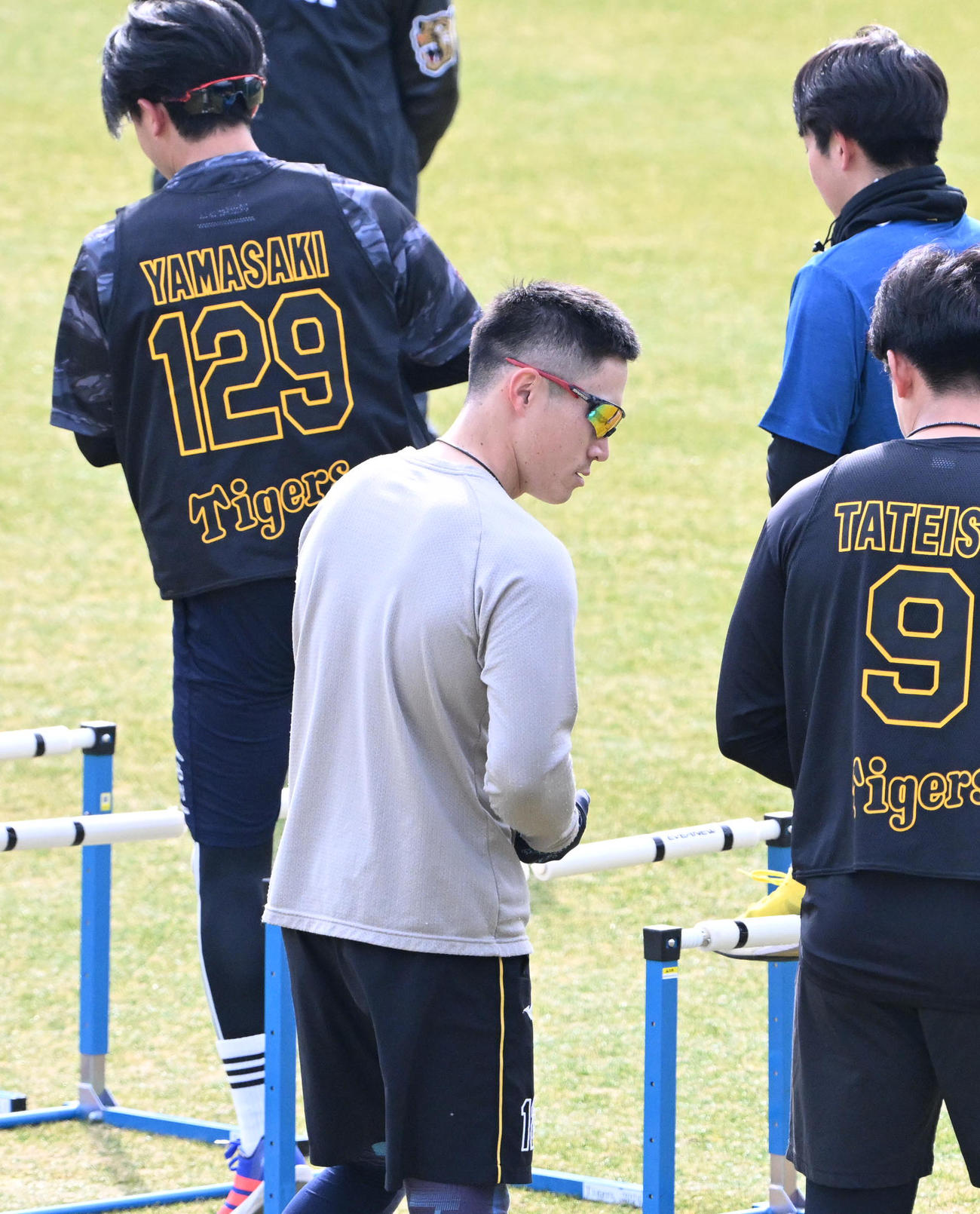 新人合同自主トレに参加する阪神福島（中央）（撮影・石井愛子）