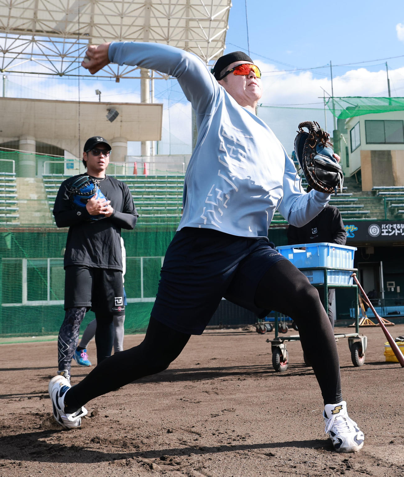 阪神梅野（左）と送球練習をする日本ハム清水優（撮影・上田博志）
