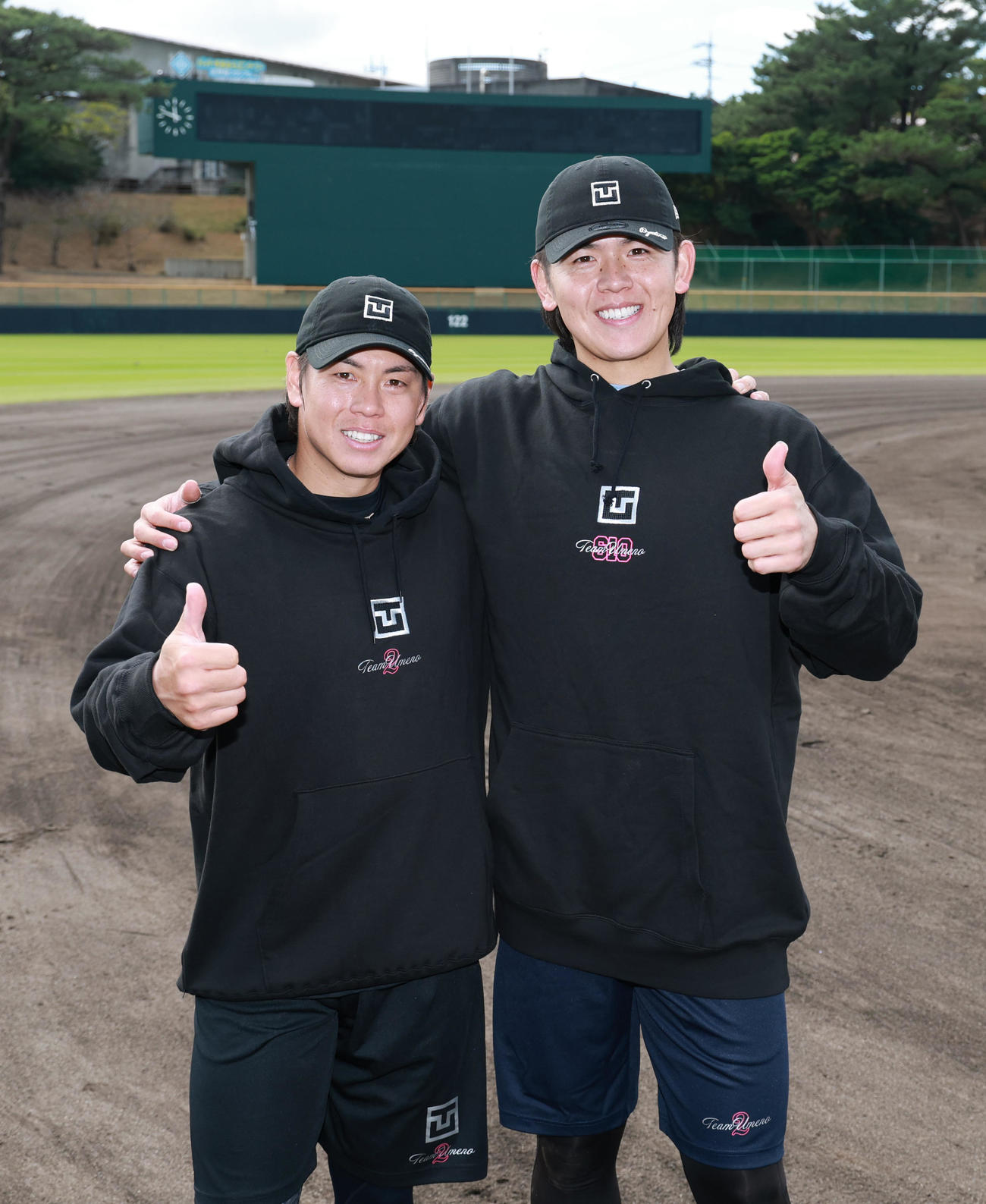 笑顔を見せる阪神梅野（左）と日本ハム清水優（撮影・上田博志）
