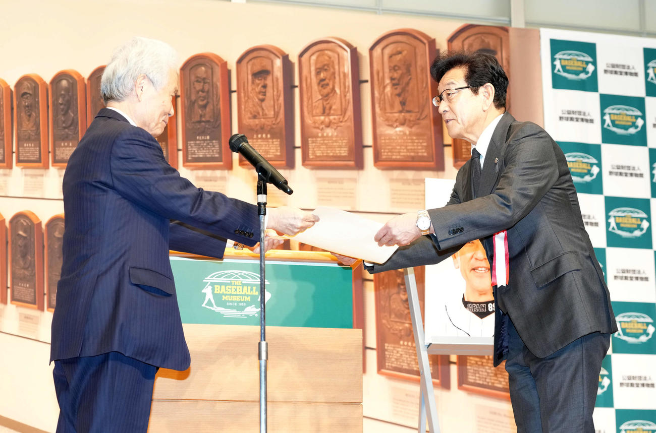 野球殿堂入りし、榊原定征理事長から通知書を授与される栗山英樹氏（右）（撮影・たえ見朱実）
