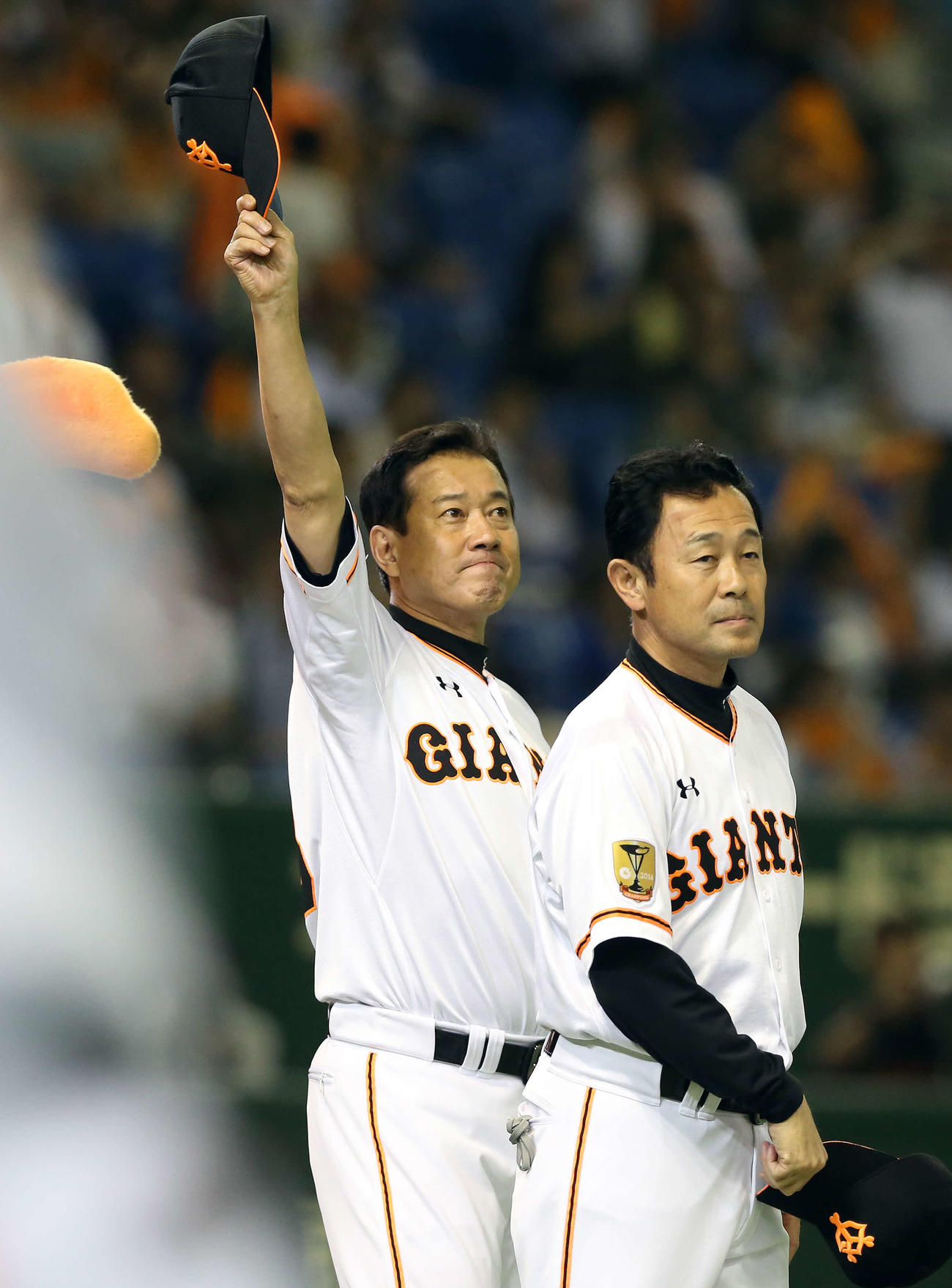 2015年7月、試合後にファンの声援に応える原監督と川相ヘッドコーチ