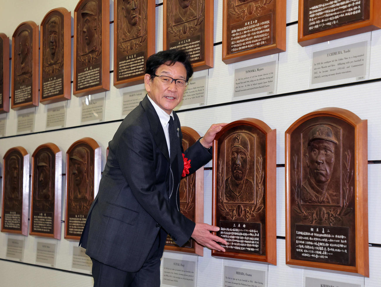 野球殿堂博物館に訪れ三原脩さんのレリーフの前で記念撮影に納まる栗山英樹氏