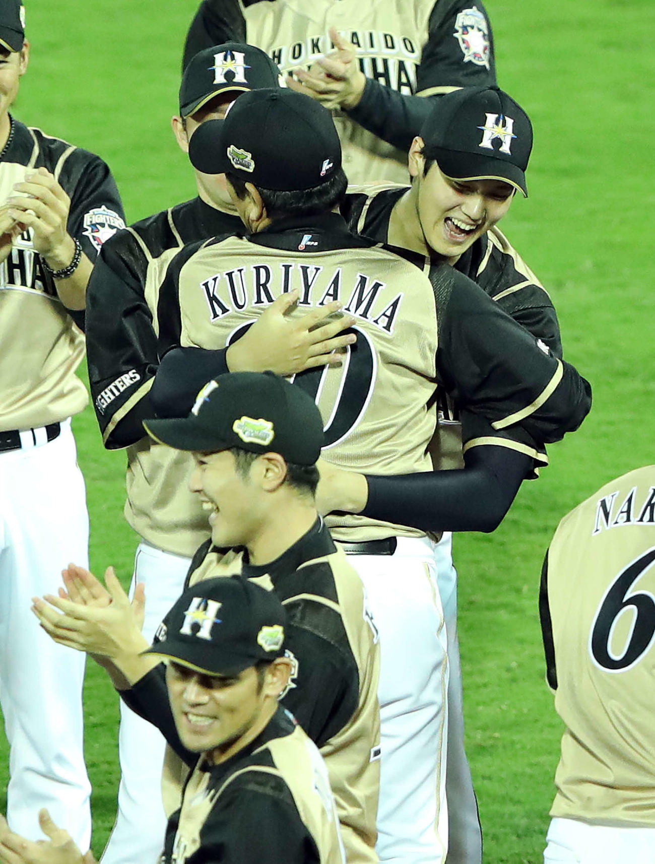 16年10月、日本一となり大谷と抱き合って喜ぶ日本ハム栗山監督
