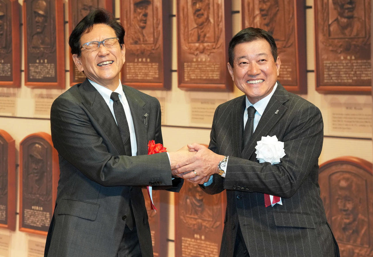 野球殿堂入りし笑顔で原辰徳氏（右）と記念撮影に納まる栗山英樹氏（撮影・たえ見朱実）