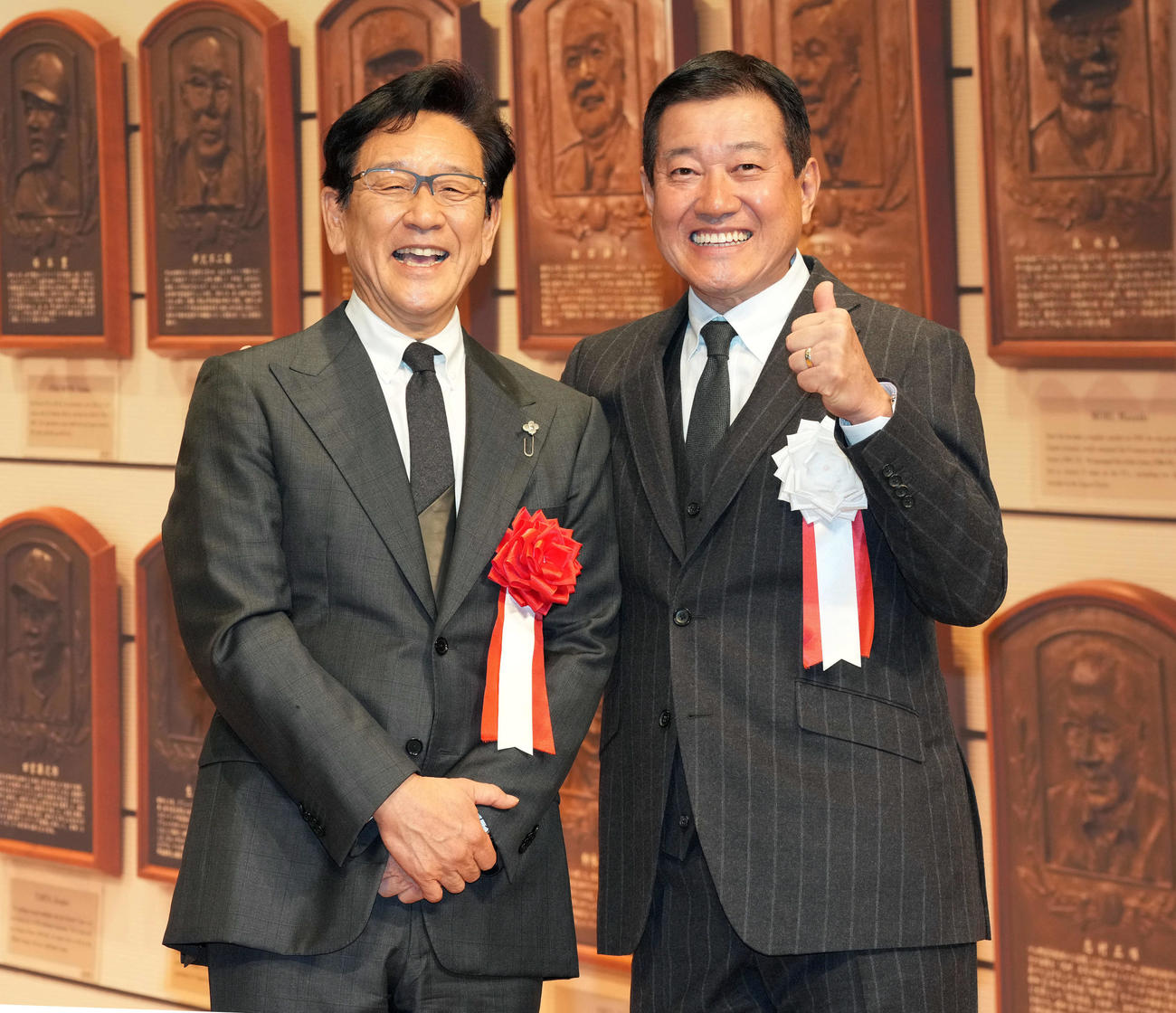野球殿堂入りし笑顔で原辰徳氏（右）と記念撮影に納まる栗山英樹氏（撮影・たえ見朱実）