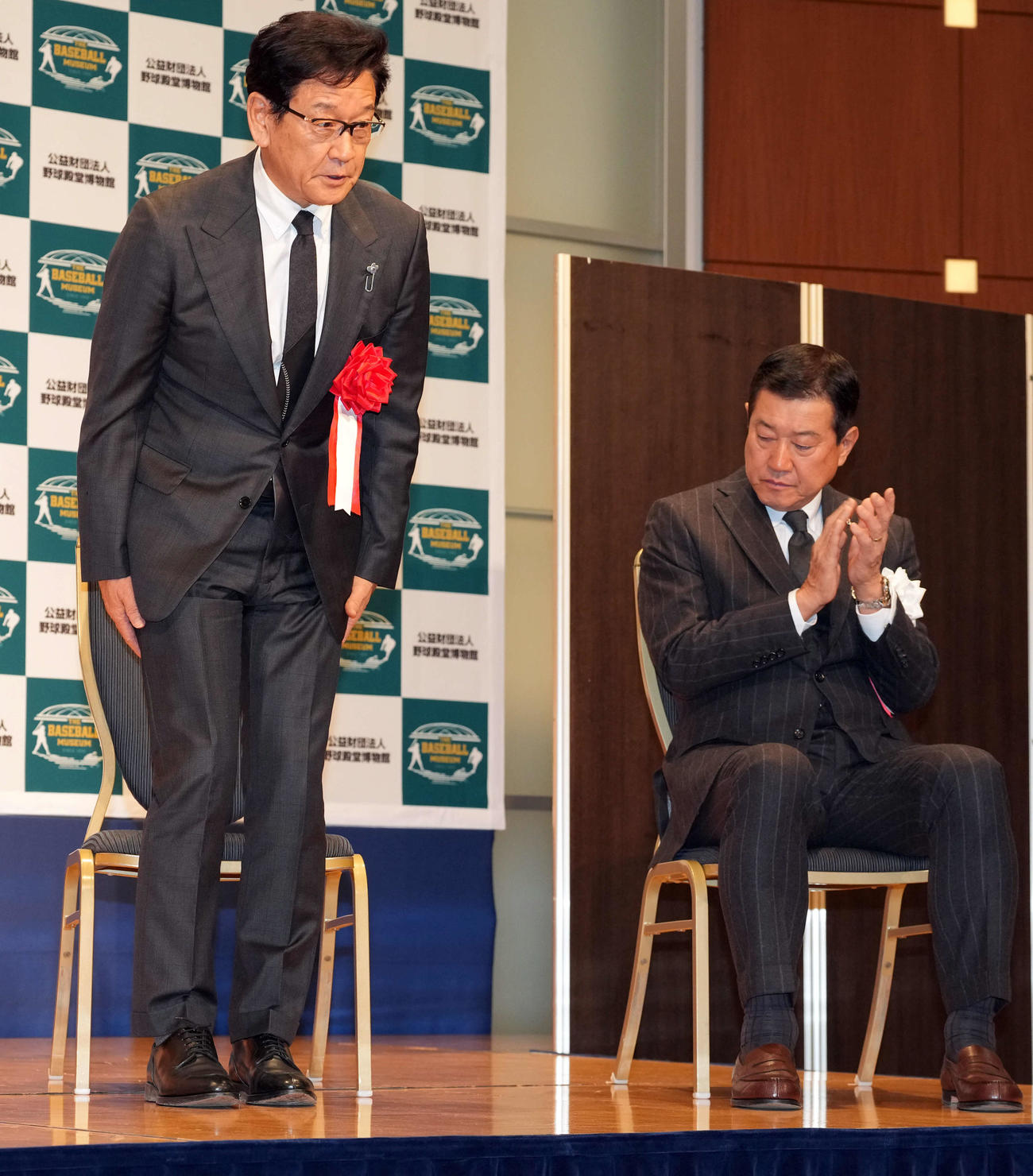 野球殿堂入りし通知式に登壇する栗山英樹氏。右は原辰徳氏（撮影・たえ見朱実）