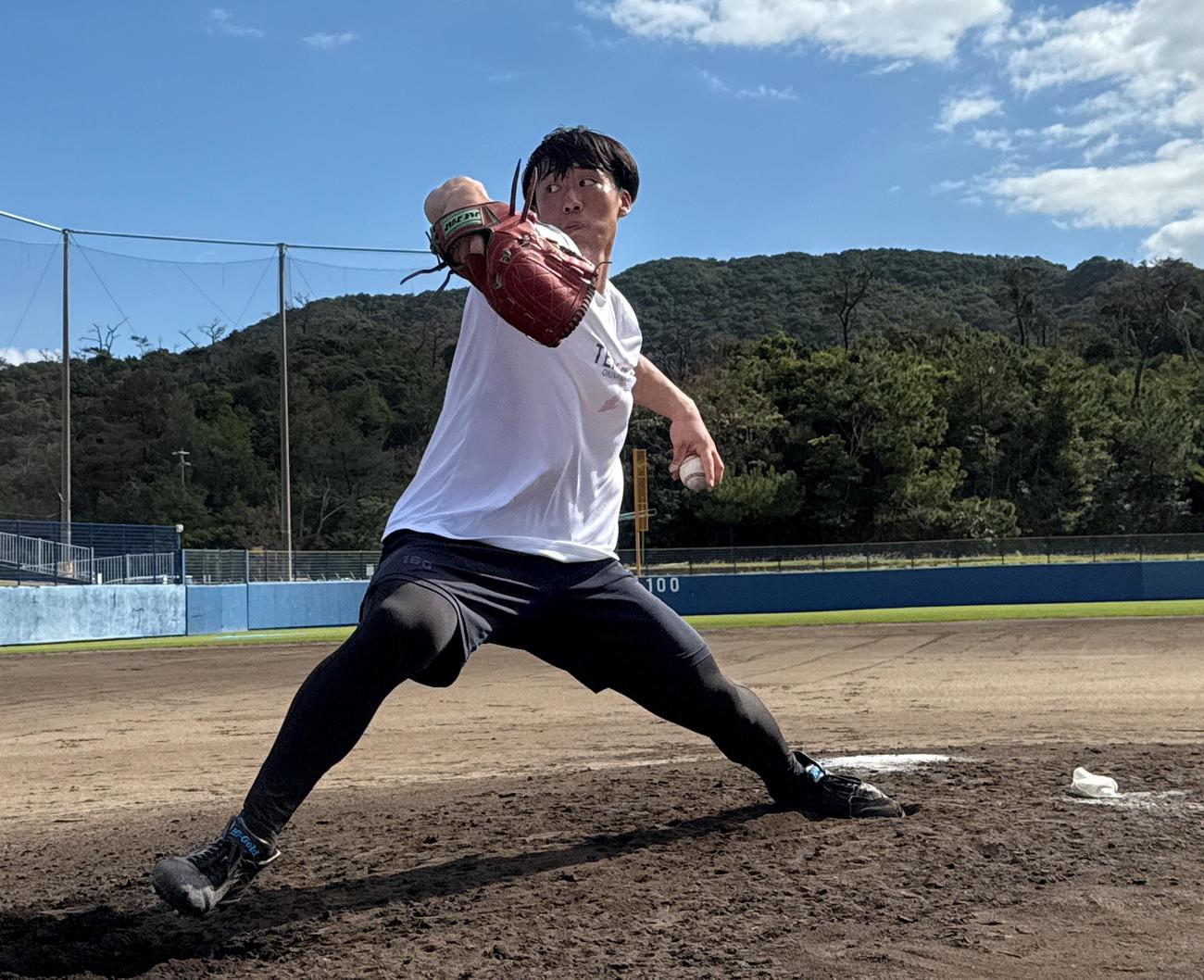 自主トレを公開した宮崎颯（球団提供）