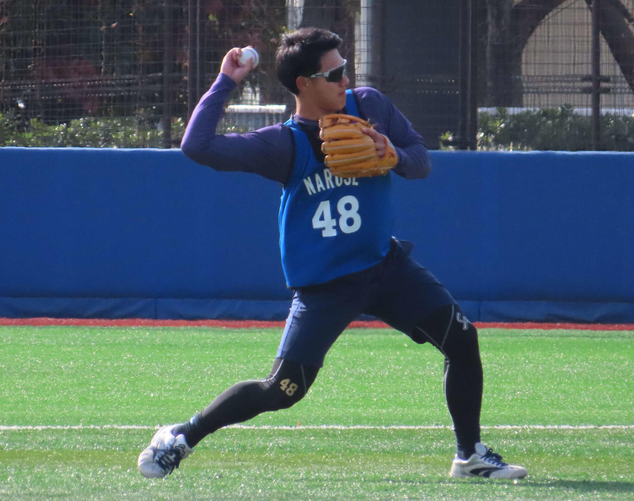 DeNA新人合同自主トレでノックを受けるドラフト5位の成瀬（撮影・山本佳央）