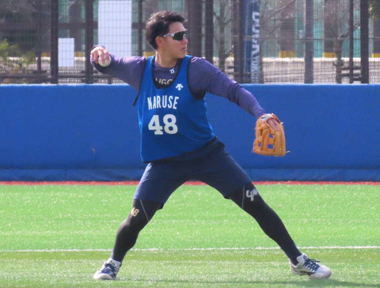 DeNA新人合同自主トレでノックを受けるドラフト5位の成瀬（撮影・山本佳央）