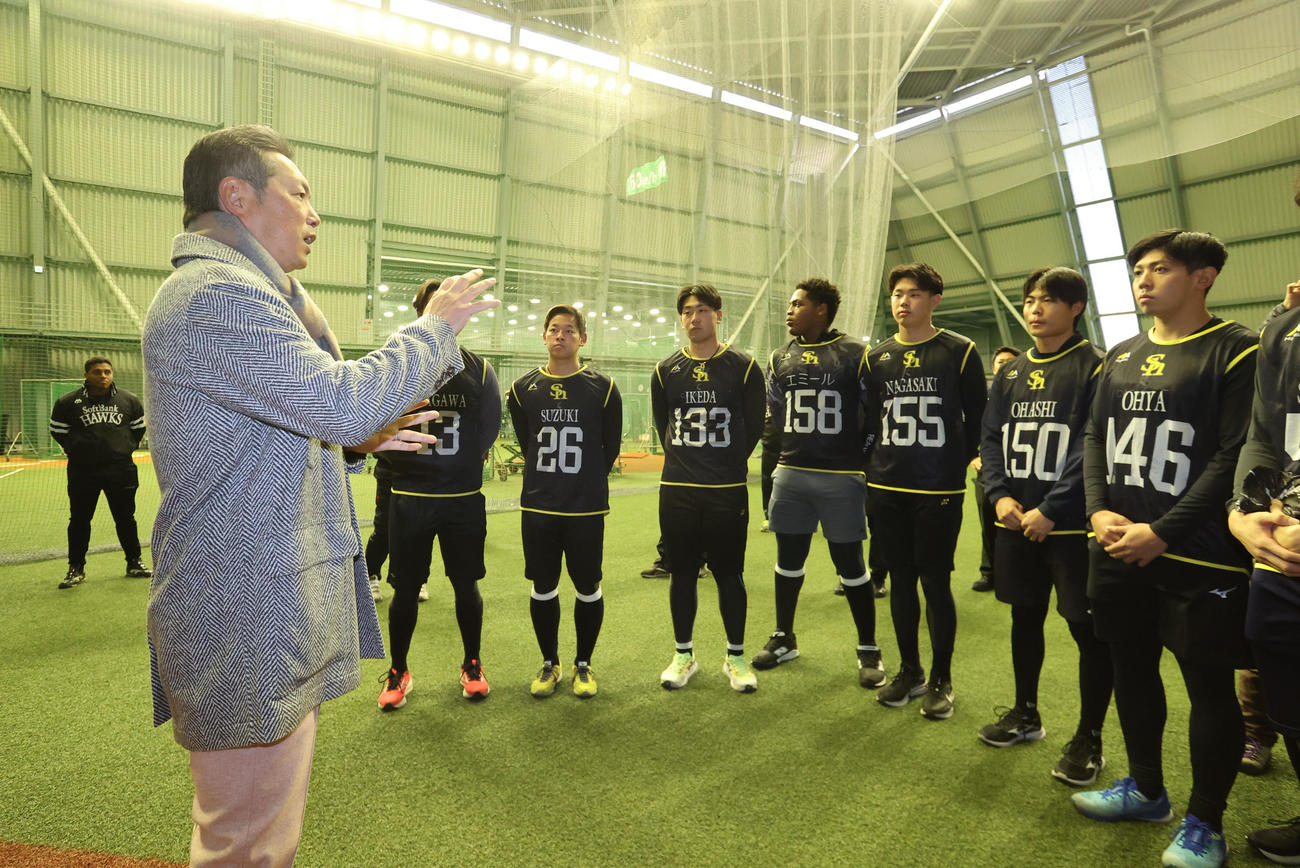 練習前にルーキーを集め話をするソフトバンク小久保監督（撮影・梅根麻紀）