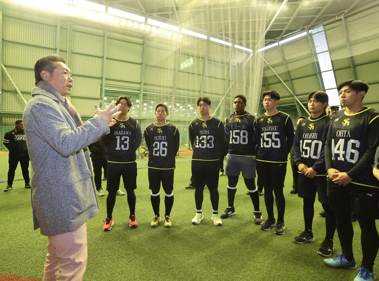 練習前にルーキーを集め話をするソフトバンク小久保監督（撮影・梅根麻紀）