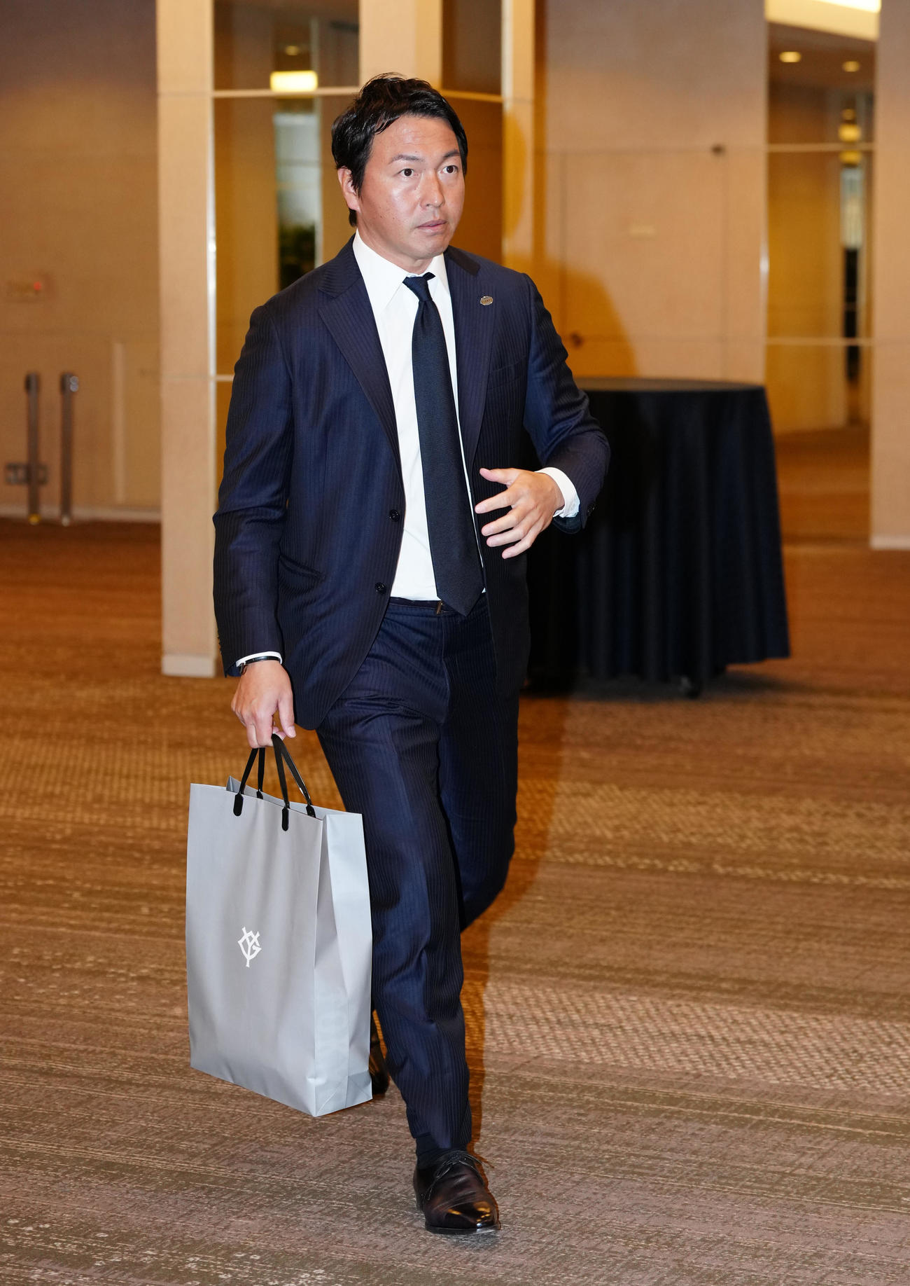 スタッフ会議に出席した巨人長野久義編成本部参与（撮影・鈴木みどり）