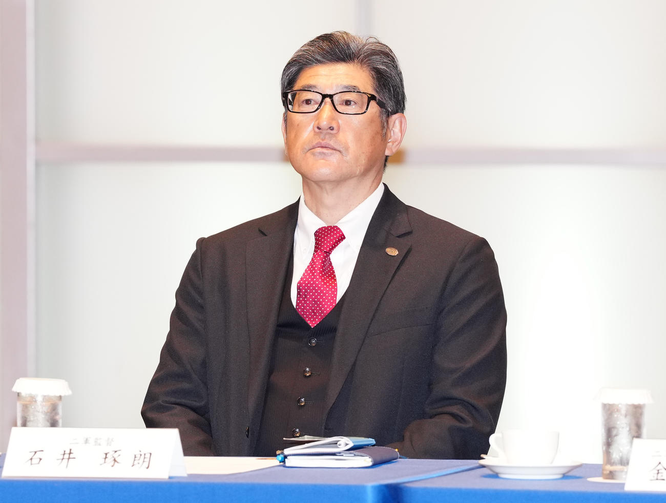 スタッフ会議に臨む巨人石井2軍監督（撮影・鈴木みどり）