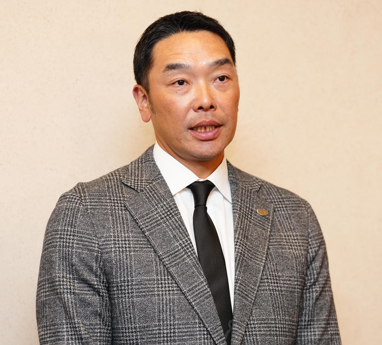 スタッフ会議後の囲み取材に応じる巨人阿部監督（撮影・鈴木みどり）