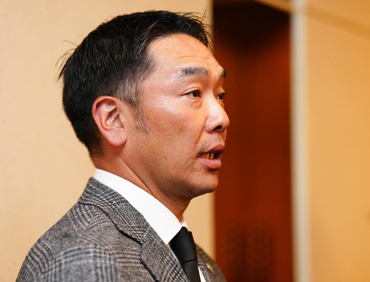 スタッフ会議後の囲み取材に応じる巨人阿部監督（撮影・鈴木みどり）