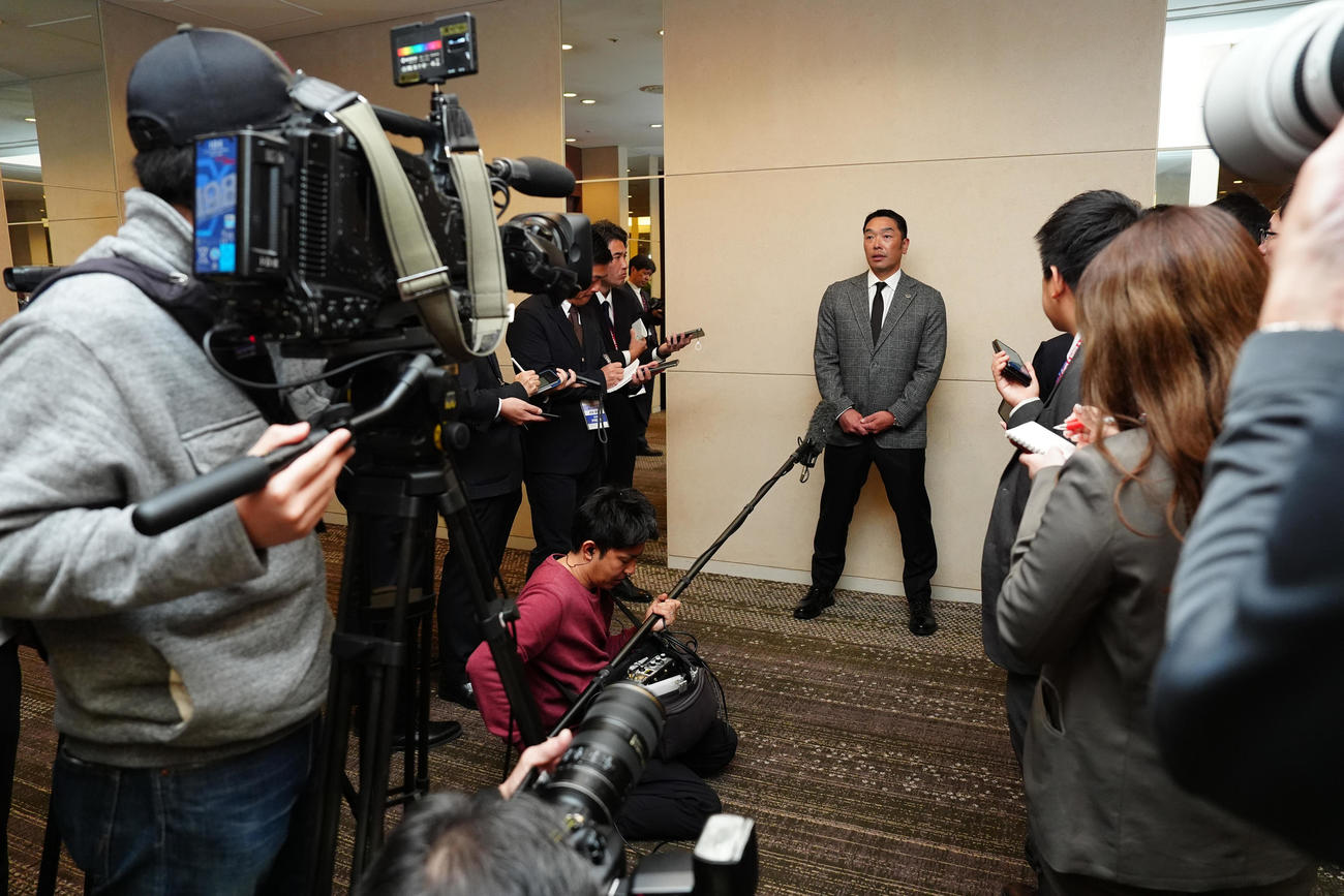 スタッフ会議後の囲み取材に応じる巨人阿部監督（撮影・鈴木みどり）