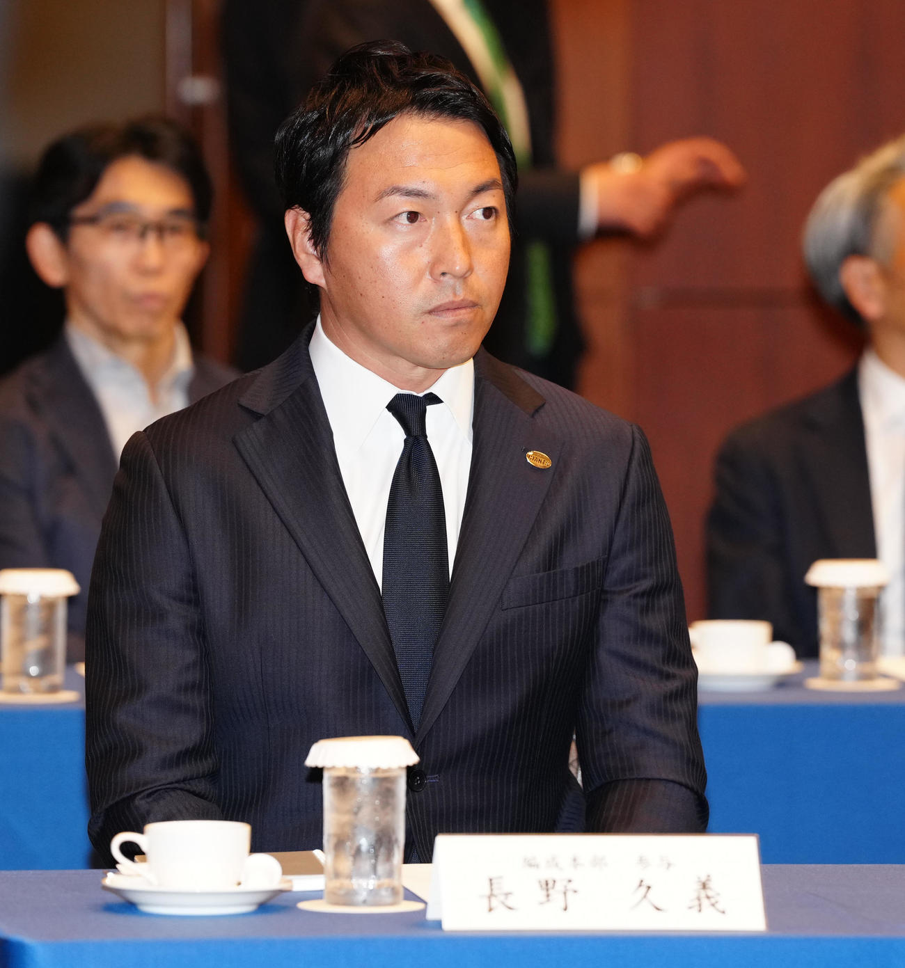 スタッフ会議に臨む巨人長野編成本部参与（撮影・鈴木みどり）