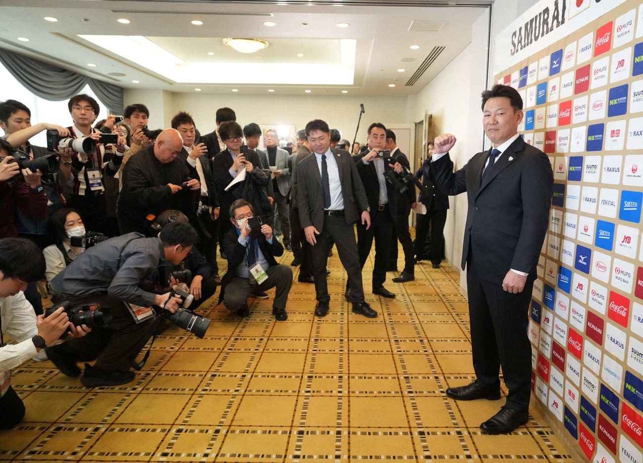 2026WBC侍ジャパン出場予定選手を発表した井端弘和監督は大勢のカメラマンに囲まれてガッツポーズ（撮影・小沢裕）