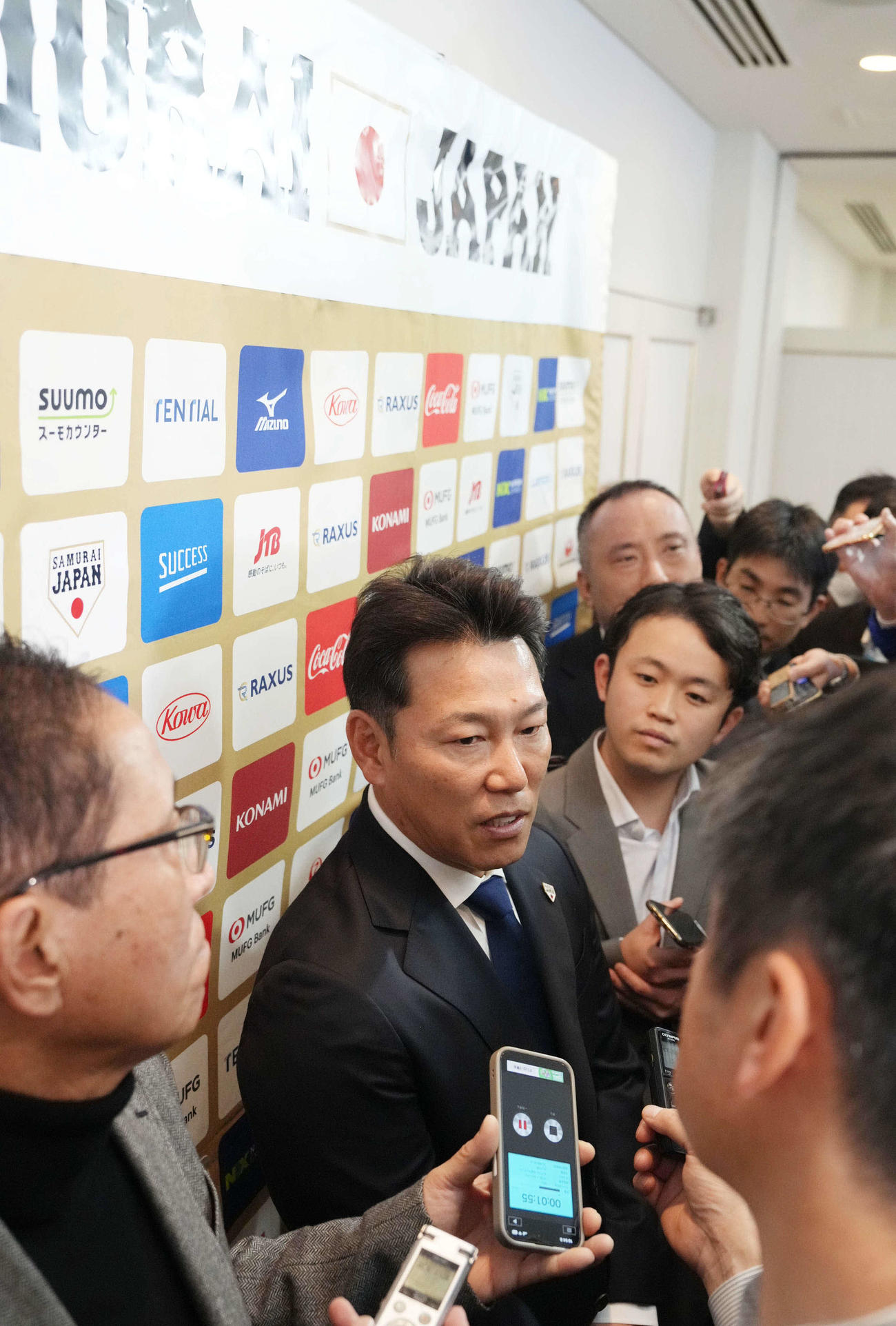 2026WBC侍ジャパン出場予定選手を発表し大勢の報道陣に囲まれ取材に応える井端監督（撮影・小沢裕）