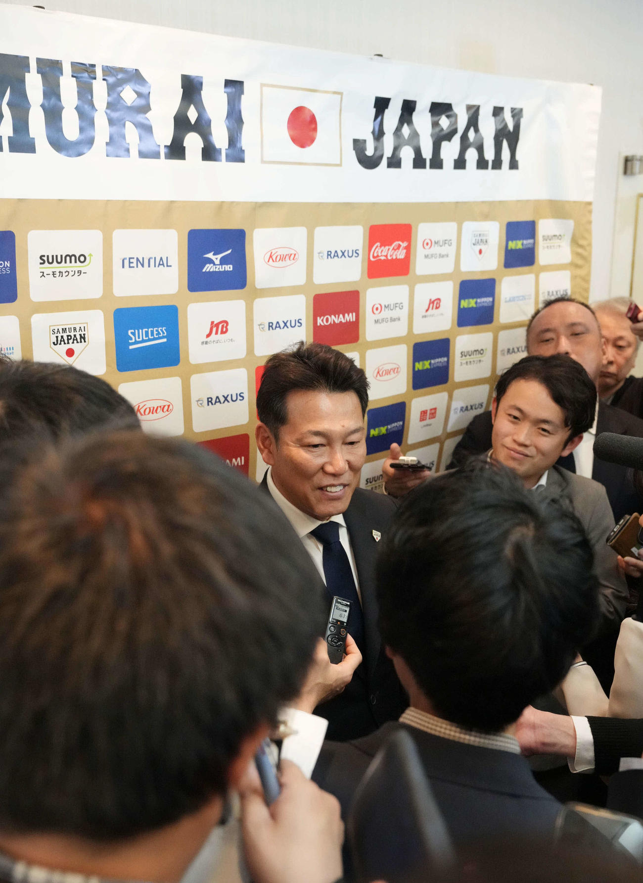 2026WBC侍ジャパン出場予定選手を発表し大勢の報道陣に囲まれ取材に応える井端監督（撮影・小沢裕）