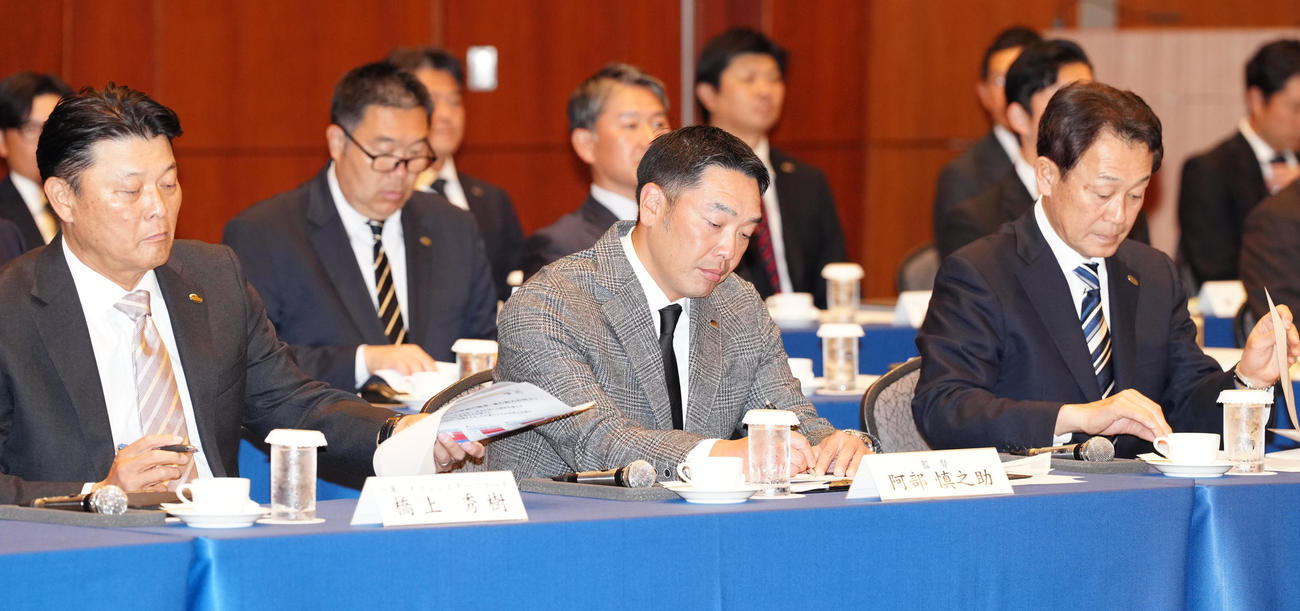 スタッフ会議に臨む巨人阿部監督。左は橋上オフェンスチーフコーチ、右は川相ディフェンスチーフコーチ（撮影・鈴木みどり）