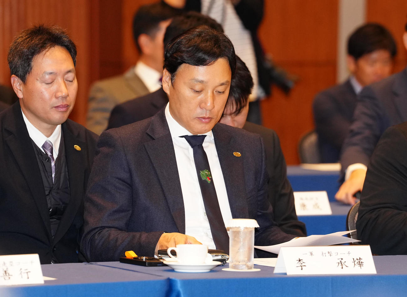 スタッフ会議に臨む巨人李承燁打撃コーチ（撮影・鈴木みどり）